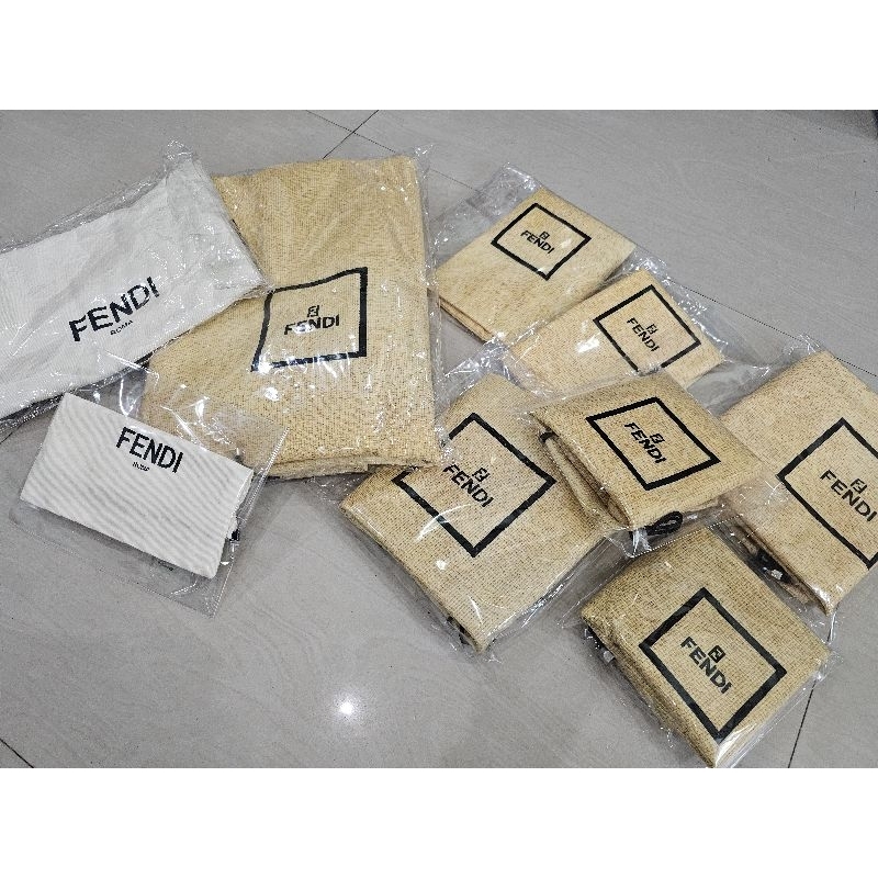 ถุงผ้ากันฝุ่นกระเป๋า/รองเท้า FENDI มีทั้งรุ่นใหม่และรุ่นเก่านะคะ