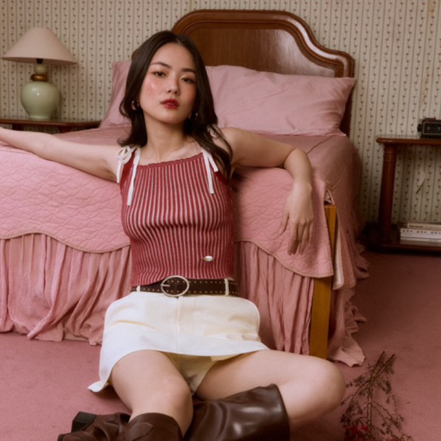 Noodles Cami เสื้อสายเดี่ยวนิตทอร่องสลับสี มีดีเทลสายริบบิ้น