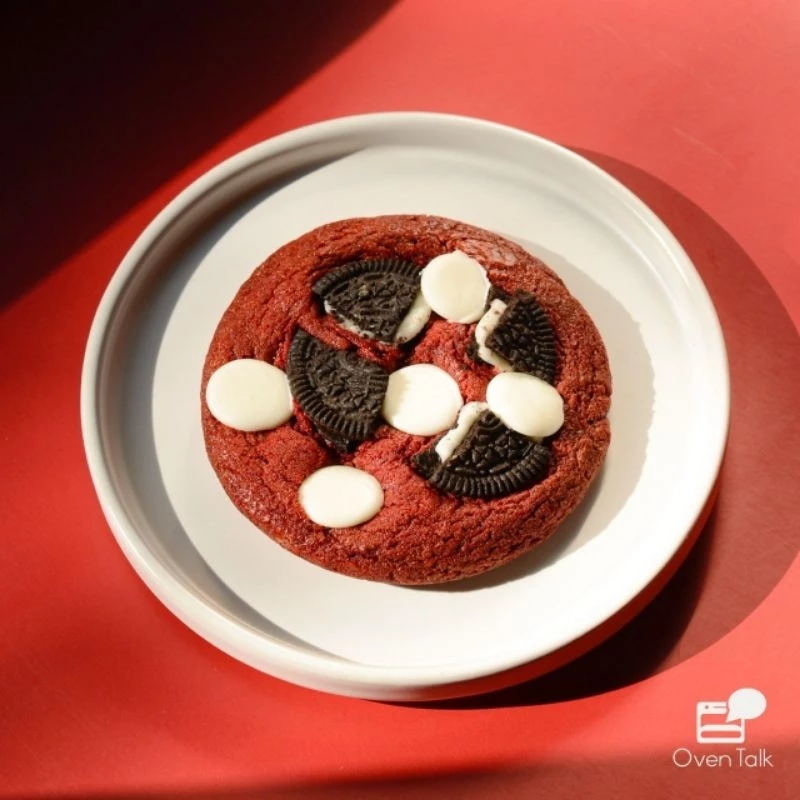 Oven Talk - Soft Cookie รส Red Velvet ท้อปปิ้งคุกกี้แอนด์ครีมและไวท์ช้อค