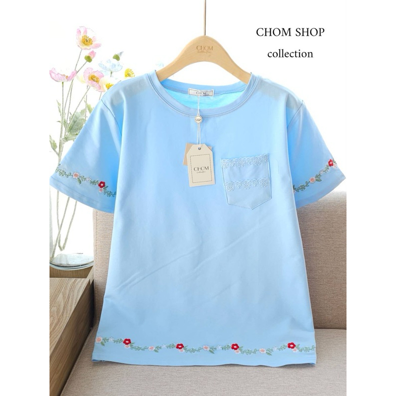 พร้อมส่ง เสื้อยืดป้ายChom เสื้อยืดผู้หญิง อกหน้าผ้า42 ยาว25 ผ้ายืด ผ้าเด้ง คอกลม แขนสั้น งานปักลายน่ารักๆ ดีเทล
