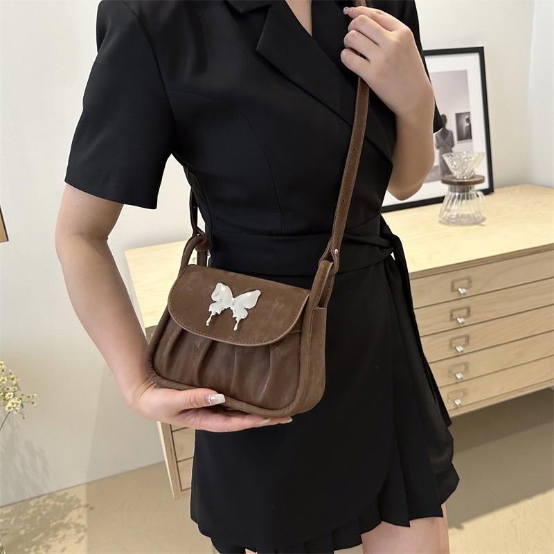 Fashion กระเป๋าสะพายข้าง หนังPU ขนาดกะทัดรัด จุของได้เยอะ มีสีให้เหลือก 5สี  สไตล์เกาหลี พร้อมส่งจากไทย B-880