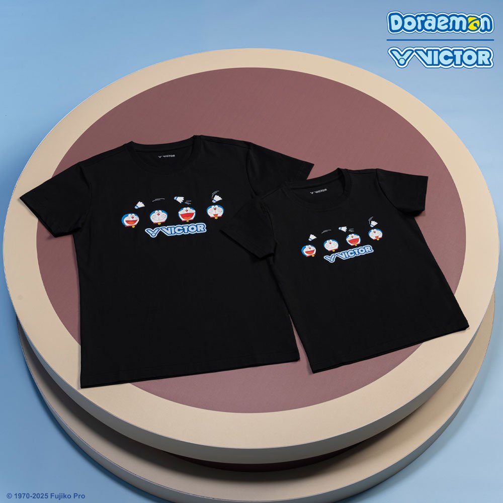 VICTOR x DORAEMON เสื้อกีฬาแบดมินตัน รุ่น T-502DRM (ผู้ใหญ่)