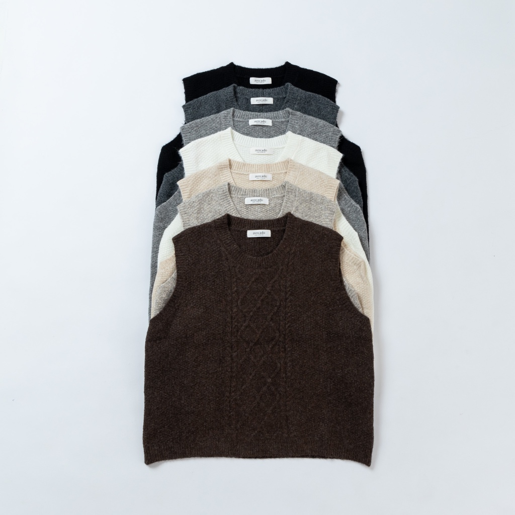 avo Easton knit vest  เสื้อกั๊กรุ่นใหม่พร้อมเสริฟแล้วค่าา รุ่นนี้เป็นผ้าไหมพรมผ้าหนาเลยน้า ลายเปียถั