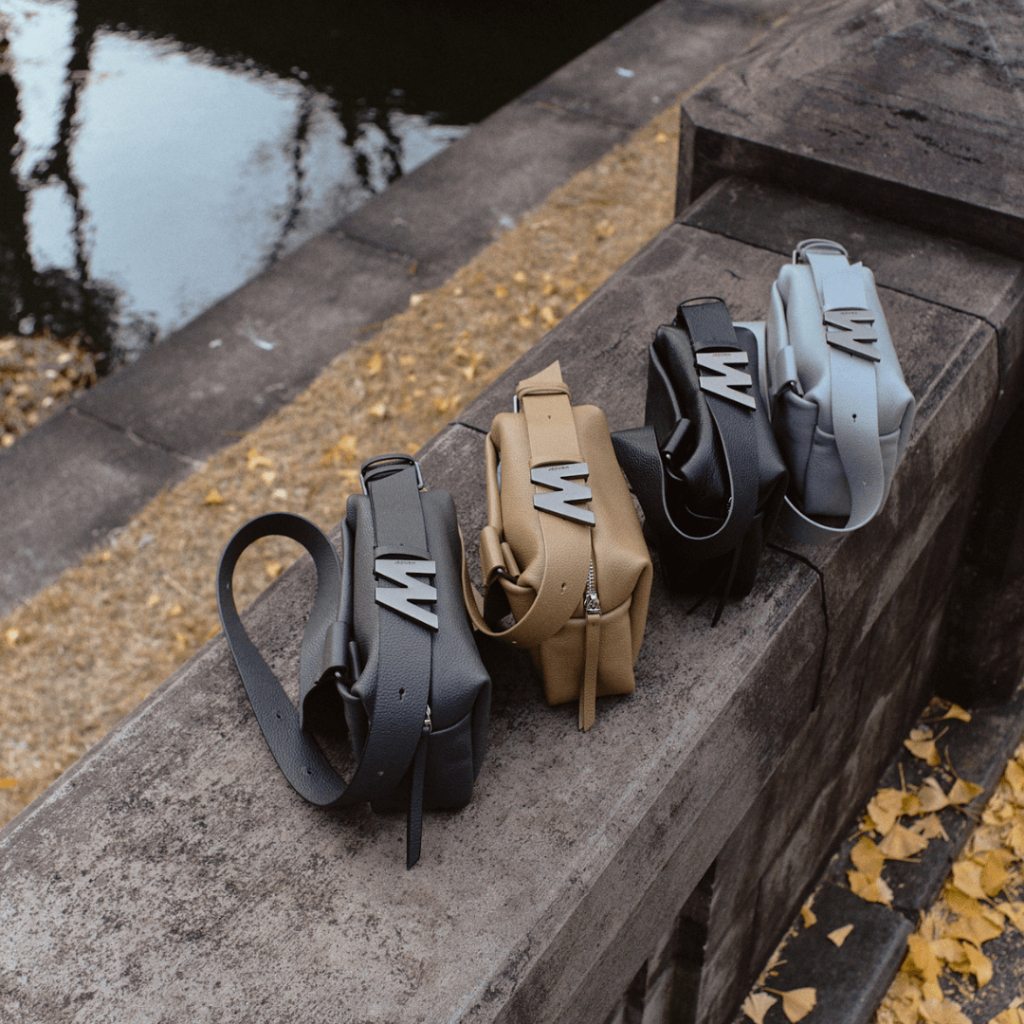 Wander 4-Way Sling Bag ผลิตจากหนังแท้ 100% Genuine Leather
