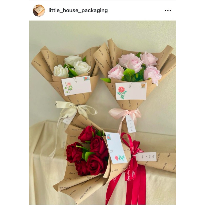 ช่อกุหลาบ  กุหลาบ ช่อดอกไม้ ช่อดอกไม้ประดิษฐ์ ห่อด้วยกระดาษคราฟท์น้ำตาล พิมพ์ลาย