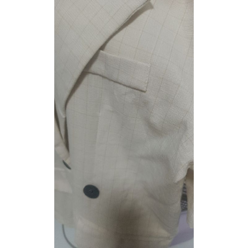 browser สีครีมละมุนเก๋ตรงมีกระดุมหลัง