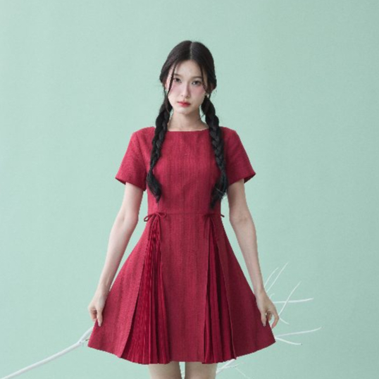 Charlotte Bella Dress เดรสสีแดง มีดีเทลจีบพริ้วๆผูกโบว์น่ารักๆข้างเอว