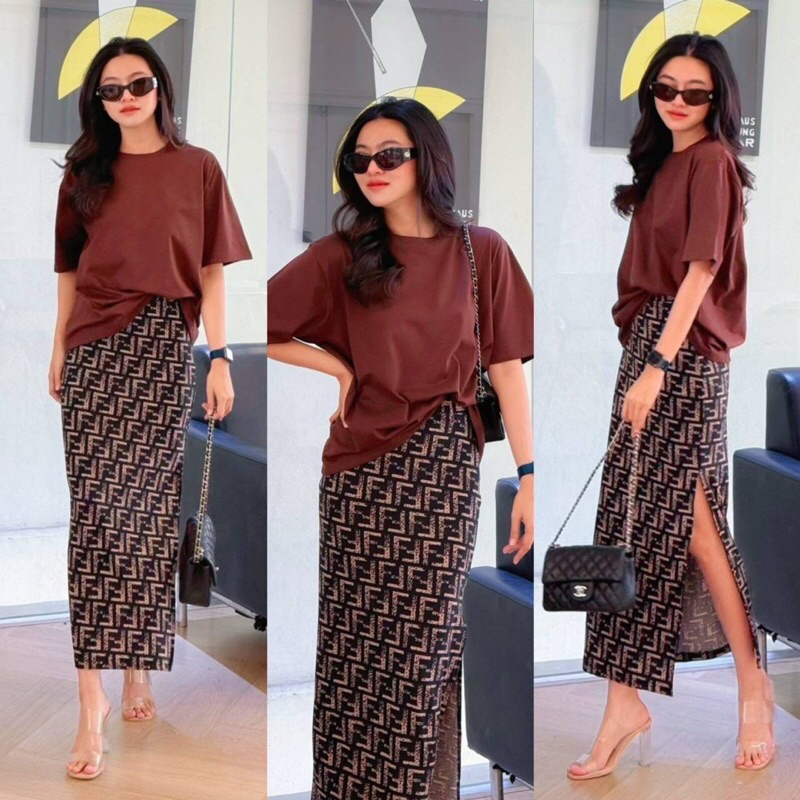 เซต2ชิ้นเสื้อยืดคอกลมแขนสั้นทรงoversizeพร้อมกระโปรงยาวเข้ารูป ผ่าข้าง