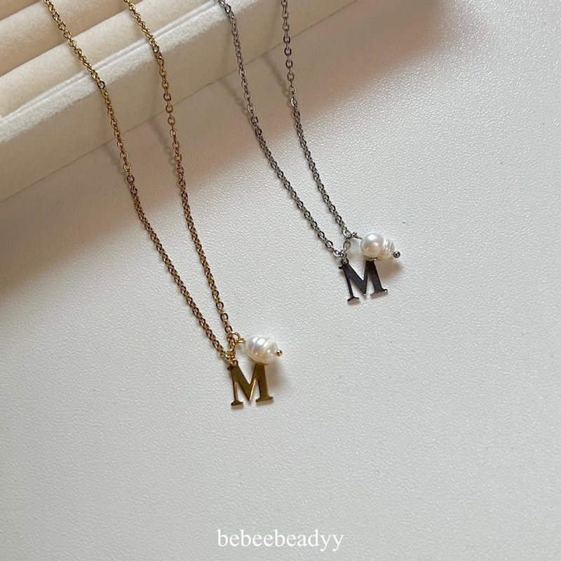 Alphabet with pearl necklace 🥂🐚 สร้อยคอ พร้อมจี้ตัวอักษรและไข่มุกแท้ | สร้อยสแตนเลส สีเงินและสีทอง (ไม่ลอก-ดำ)