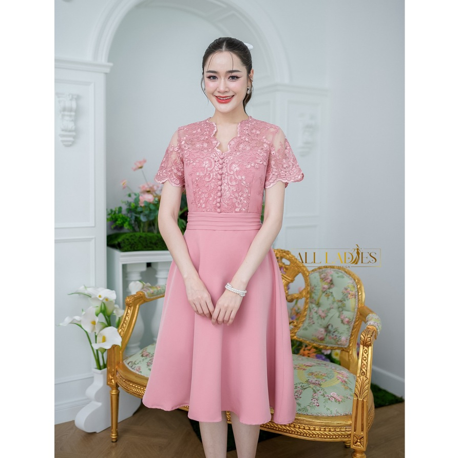 All Ladies  เดรสเสื้อลูกไม้เงาปักกระดุม สำหรับคนชอบชุดใส่ง่าย แต่เรียบหรู ผ้าลูกไม้ปักเงาสวยมาก ๆ เดรสออกงาน