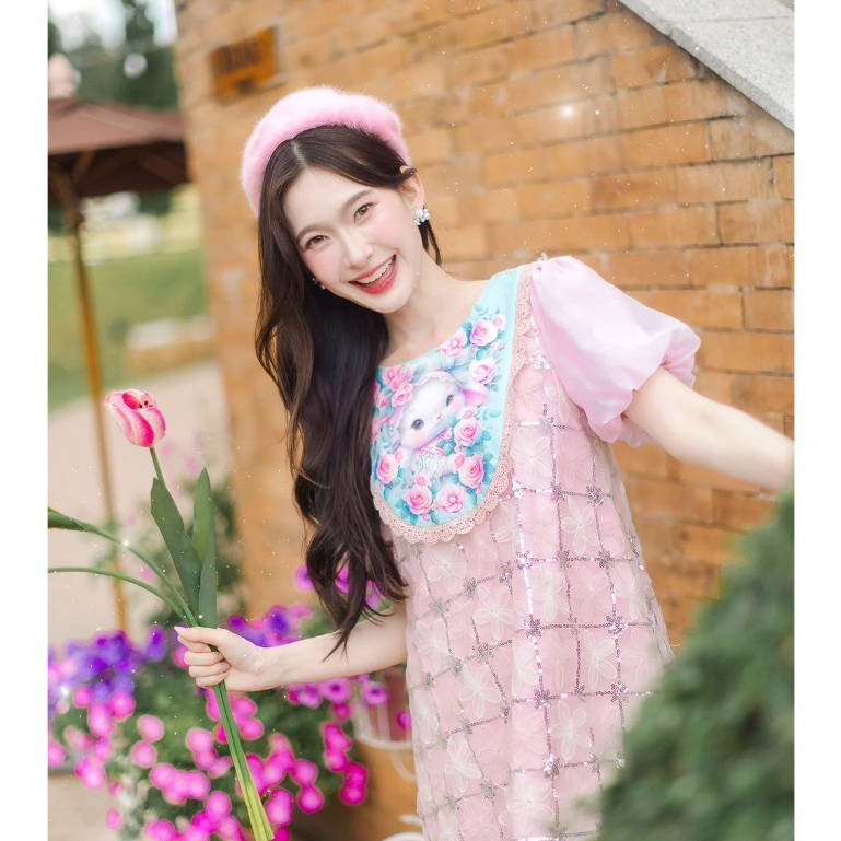 (มี 3XL)Sparkle Star Dress เดรสสั้นผ้าชีฟอง 3D แต่งเลื่อมเพชร แขนตุ๊กตาสั้นผ้าออแกนตี้ คอกลมพิมพ์ลาย มีซับใน ใส่ซิปหลัง