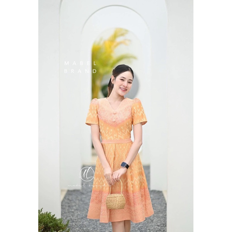 ผ้าไทยคอวีผ้าทอสีเหลืองป้ายmabelมือ1