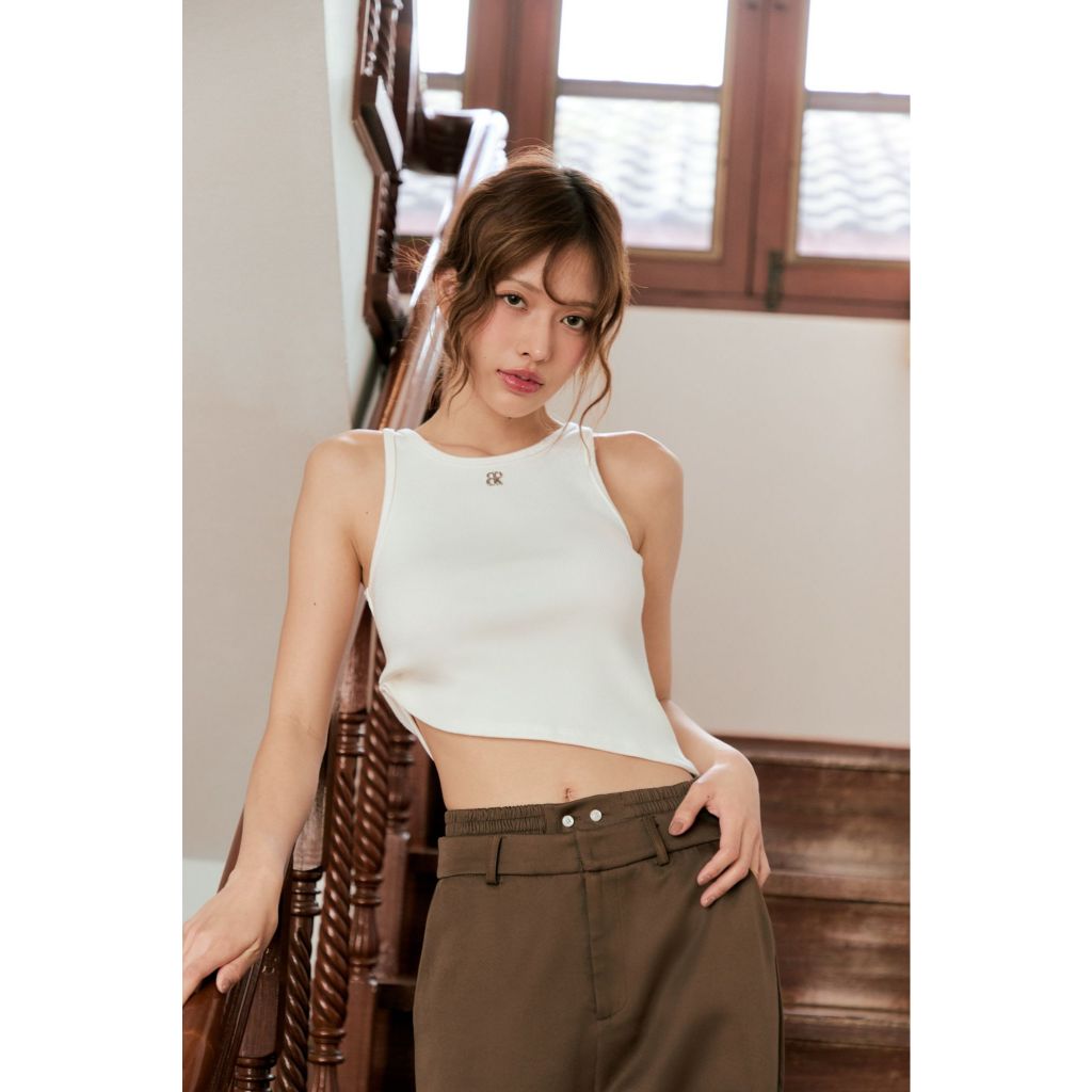 ELFO TANK TOP - เสื้อกล้ามครอป ดีเทลพับเอวข้าง ปักอะไหล่โลหะ