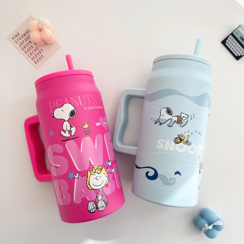 การขายล่วงหน้า Snoopy แก้วเก็บความเย็น 1500ml/50oz พร้อมที่จับและฝาฟางถ้วยแก้วกระติกเก็บความร้อนและเย็นถ้วยน้ำในรถยนต์ข thumbnail 3