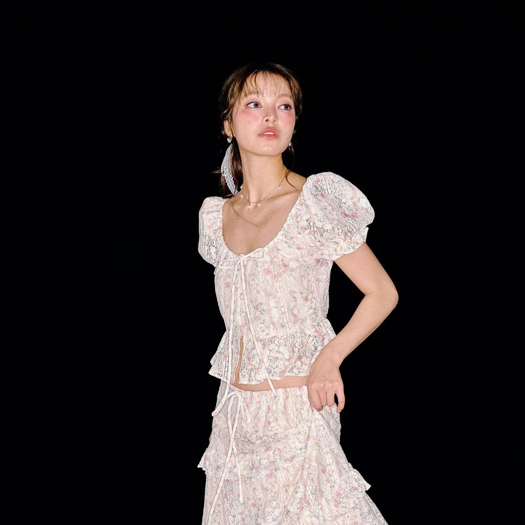 BNK MERCURY TOP เสื้อผ้าลูกไม้แต่งดีเทลแขนตุ๊กตา และกระดุมปั้ม มาพร้อมซับใน