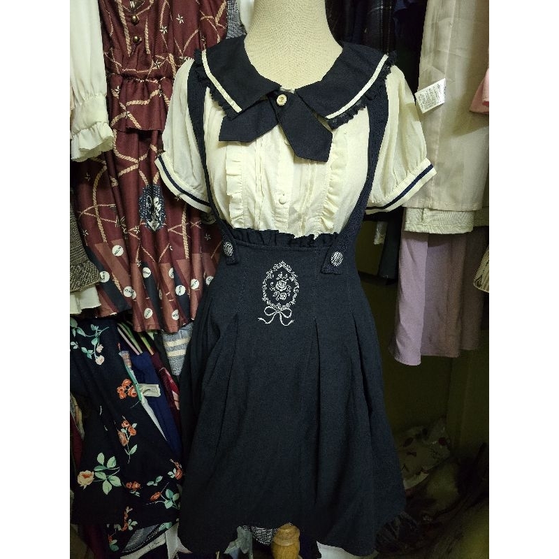 [มือ2] ชุดเซ็ต เสื้อ+เอี๊ยมกระโปรง Axes femme