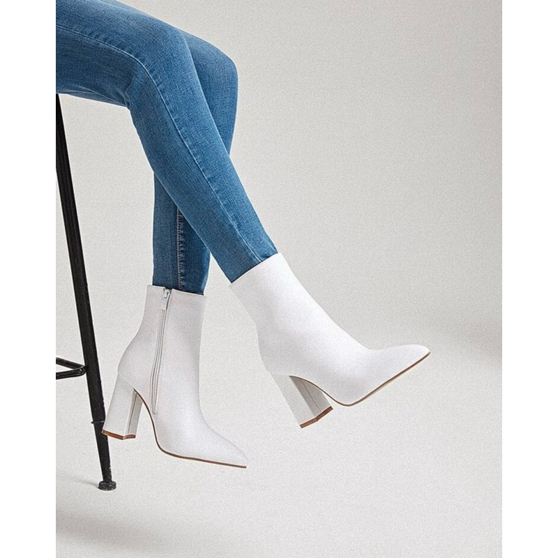 รองเท้าบูทสั้นสีขาว หุ้มข้อ Size 40-41 เท้ายาว25.5cm ส้นสูง3.9นิ้ว ซื้อมา1790฿