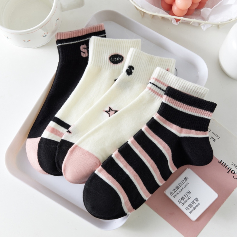 VKMonday ใหม่ล่าสุด ถุงเท้าแฟชั่นลำลอง ผ้าดียืดได้เยอะ สีสวยแต่งลวดลายพอเก๋ๆ ดีไซน์สวยติดเทรนด์แฟชั่นสุดๆ ใส่ได้ทั้งชายแ - รูปที่ 2