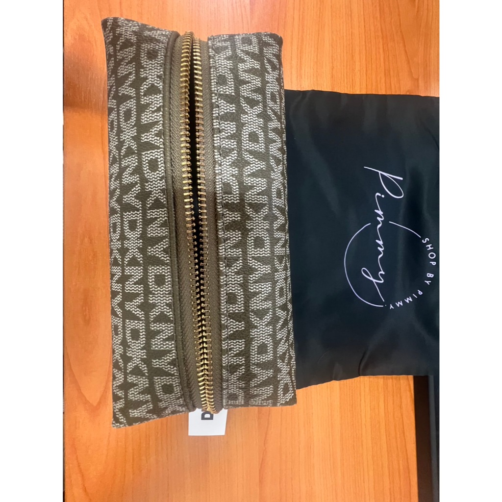 DKNY zip bag กระเป๋าเครื่องสำอางค์ แท้