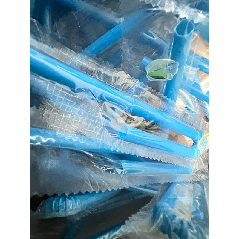 หลอดดูดน้ำ ดูดนม พลาสติก ข้องอ ปลายแหลม สีฟ้า จากกล่องนมโฟโมส ( บรรจุแพ็คละ 50 เส้น)