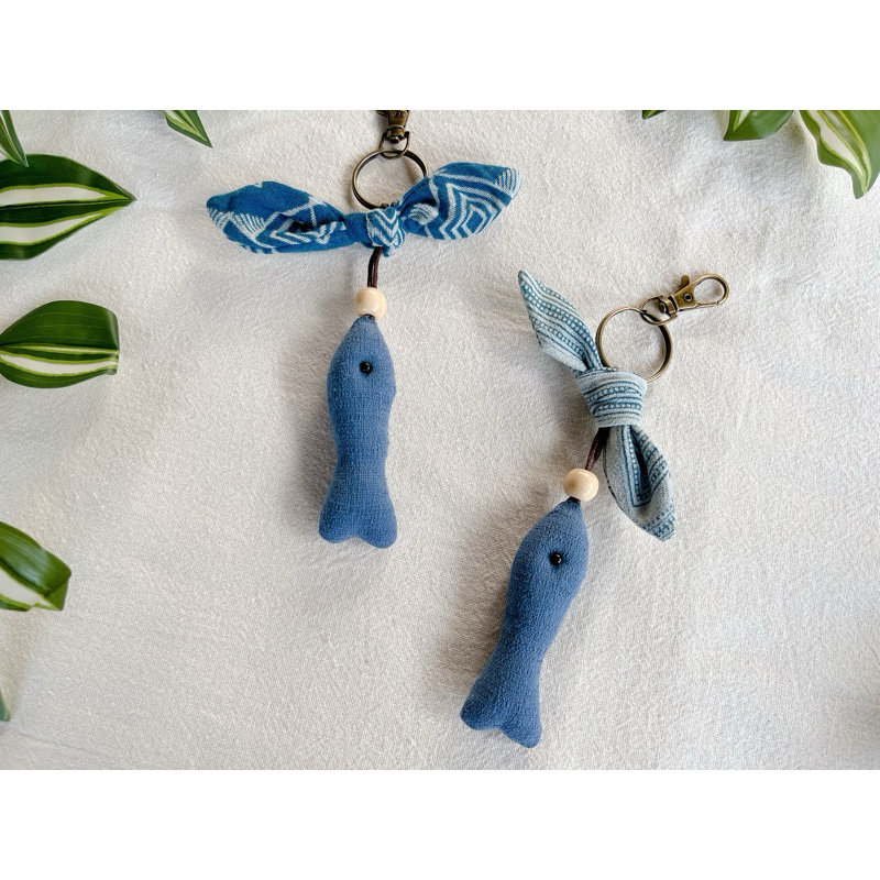 🥨พร้อมส่งค่ะ🧵พวงกุญแจปลาครามผูกโบว์ สุดน่าร้ากก แต่งลูกปัดไม้+แต่งโบว์ผ้าสาลูกัดลายคราม