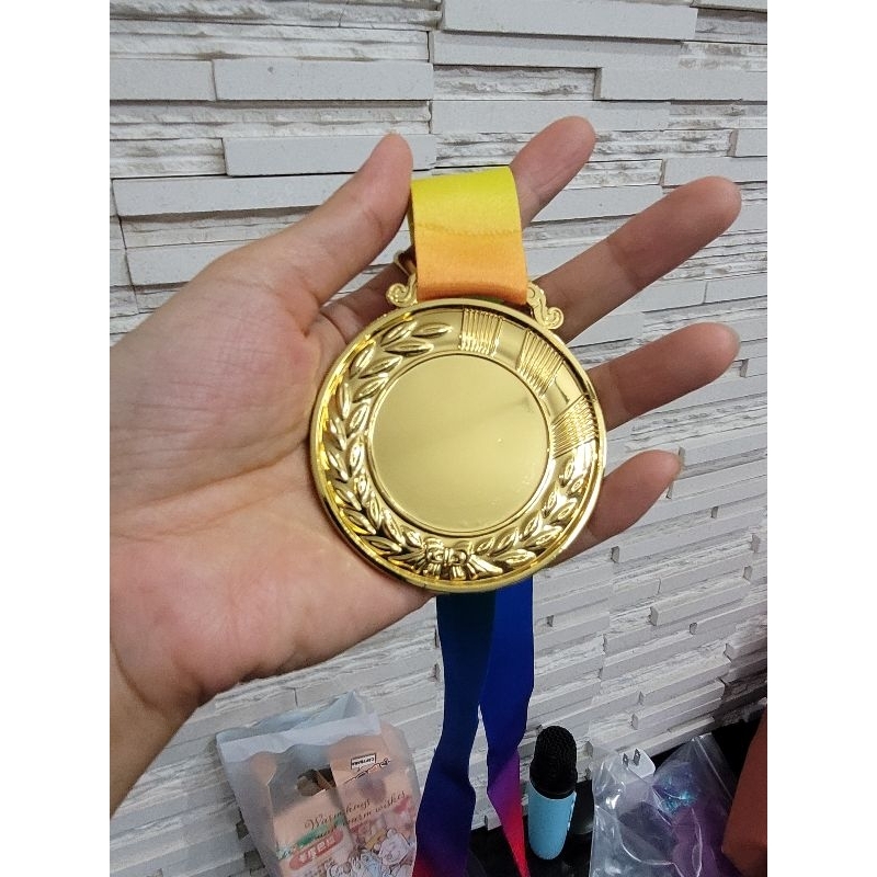 เหรียญรางวัลโลหะ แบบติดสติ๊กเกอร์ 2 ด้าน พร้อมริบบิ้นผ้าสกีนสีรุ้ง (พร้อมส่ง จากโรงงานในประเทศไทย)