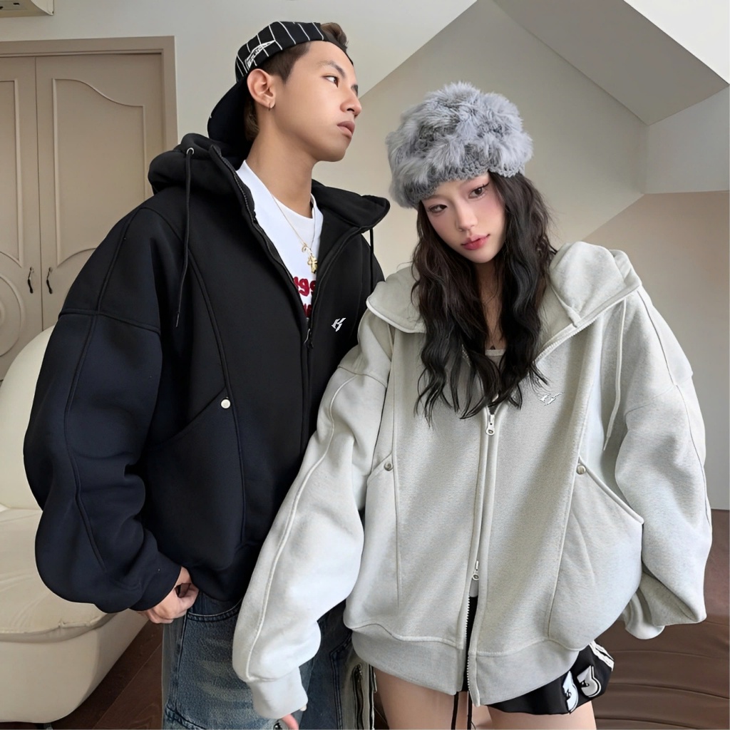 Karants เสื้อฮู้ดซิปโลโก้โลหะ คอสูง กระเป๋ากว้าง ทรง Cropped Boxy-  AK25