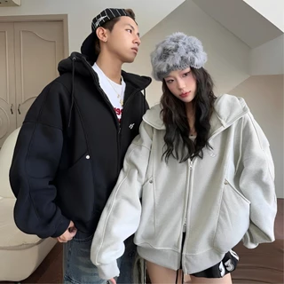 Karants เสื้อฮู้ดซิปโลโก้โลหะ คอสูง กระเป๋ากว้าง ทรง Cropped Boxy-  AK25