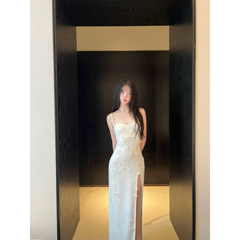 Mogwany  พรี  /  Ako Daisy Dress เดรสสายเดี่ยวยาว สีขาว ลายดอกไม้3D ใส่ไปงาน ไปเที่ยว เก็บโค้ดหน้ากิจกรรม