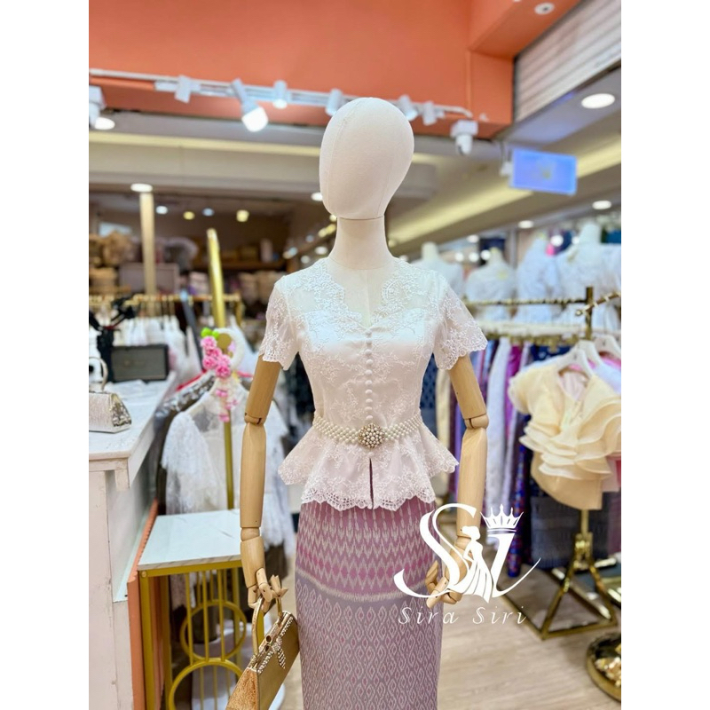 Sira Siri ชุดไทยเสื้อลูกไม้ ปักลายดอกเกรดพรีเมียร์ คอหยัก แต่งชายระบายเอวดีดเข้ารูป แมทช์กับผ้าถุงสำเร็จรูปทอลาย สวยเป๊ะ