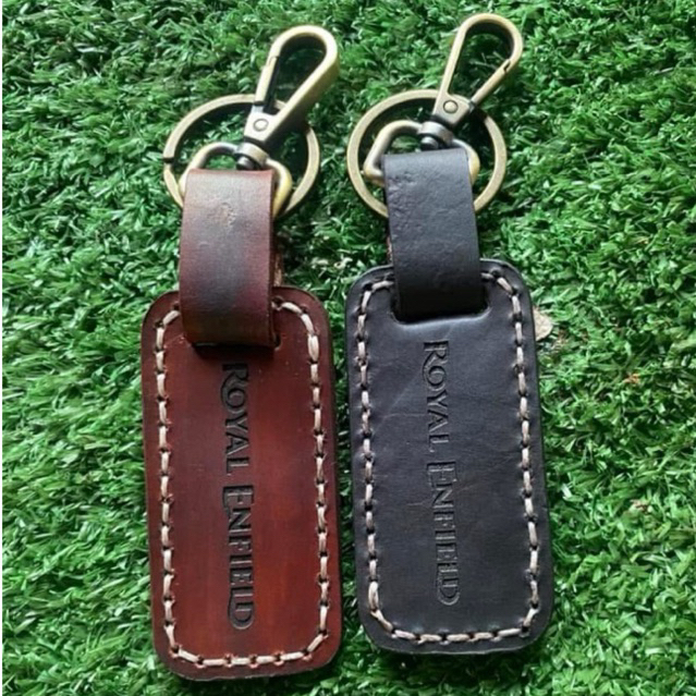 พวงกุญแจหนังแท้ หนังวัวแท้ พวงกุญแจห้อย ขนาดกว้าง 4 cm. ยาว 8 cm. Royal Enfield