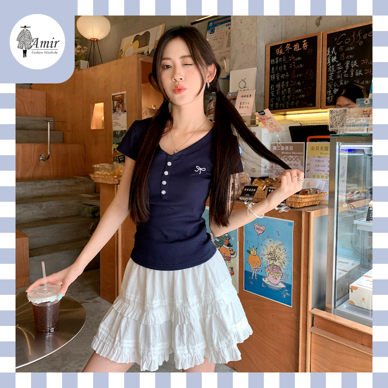 เสื้อเชิ้ตผู้หญิงแขนสั้น ลายโบว์ กระดุม คอกลม ทรงเข้ารูป ผ้าเนื้อยืดหยุ่น