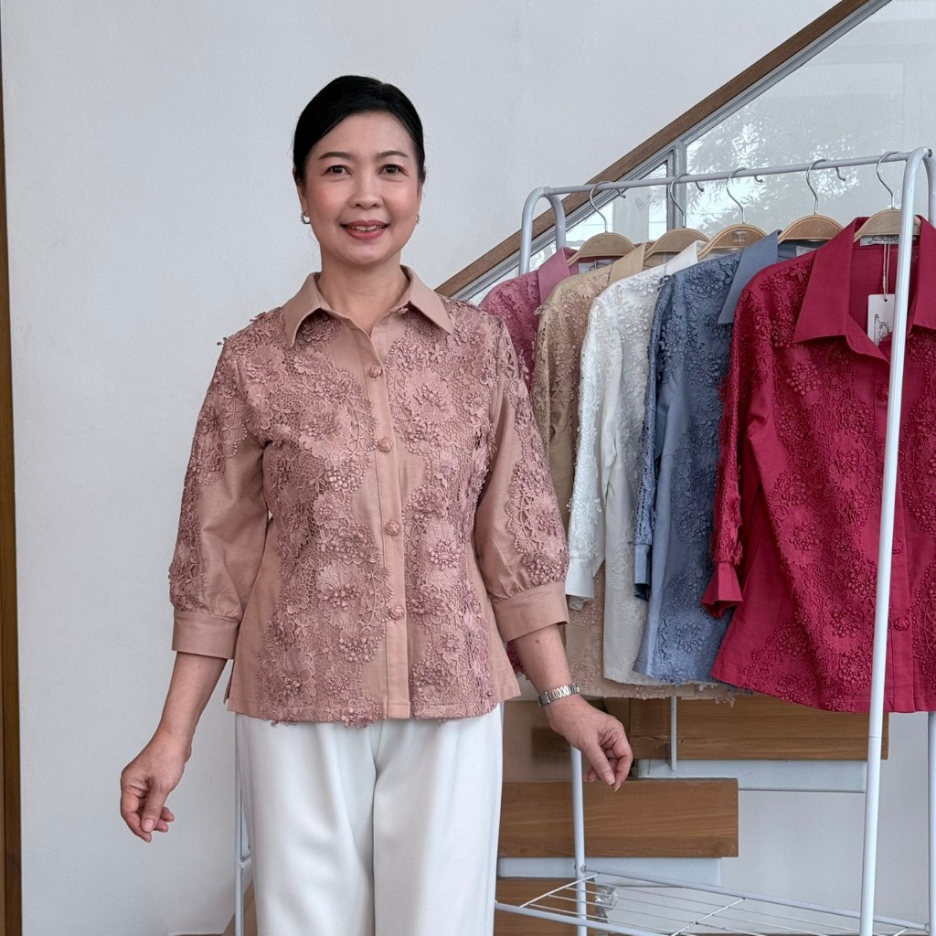 เสื้อลินินแต่งลูกไม้ ผู้ใหญ่ อก 38" 40" 42" 44" 46" 48" 50" อินกะออย In Ka Oil สีขาว/ ฟ้า/ กลีบบัว/ แดง/ น้ำตาล/ ครีม