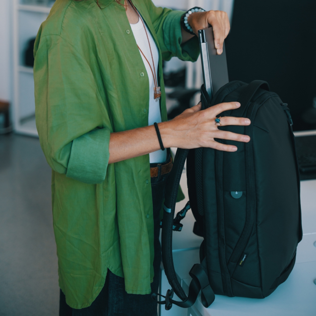 Targus EcoSmart Commuter Backpack (TBB652GL) กระเป๋าเป้ใส่โน๊ตบุ๊ค 15.6" ฟังก์ชั่นตอบโจทย์การใช้งาน