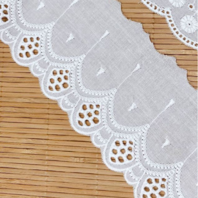 Macraft ลูกไม้ตกแต่งเสื้อผ้า ผ้าคอตตอน ปักลาย สีขาวออฟไวต์ ชายกระโปรง CTA 07