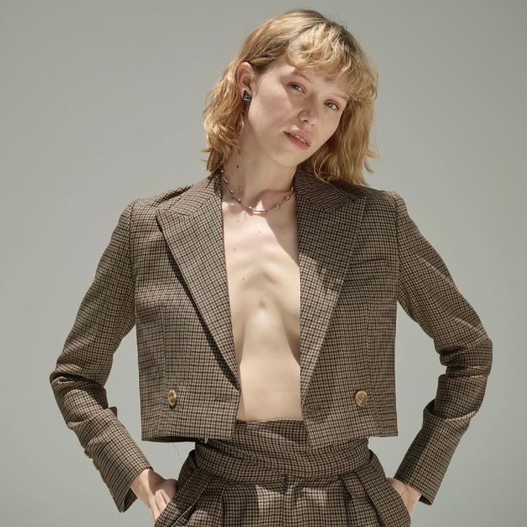1/2 Blazer : Half Blazer, informal look but formal cutting.