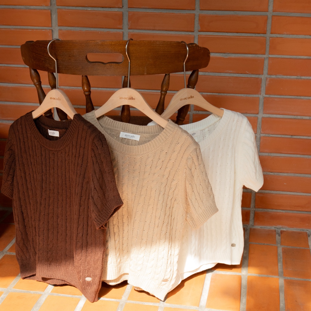 avo duffy knit tops  เสื้อครอปผ้าไหมพรมพร้อมเสริฟต้อนรับ summer นี้ค่า เป็นผ้าไหมพรมถักทอลายเปีย