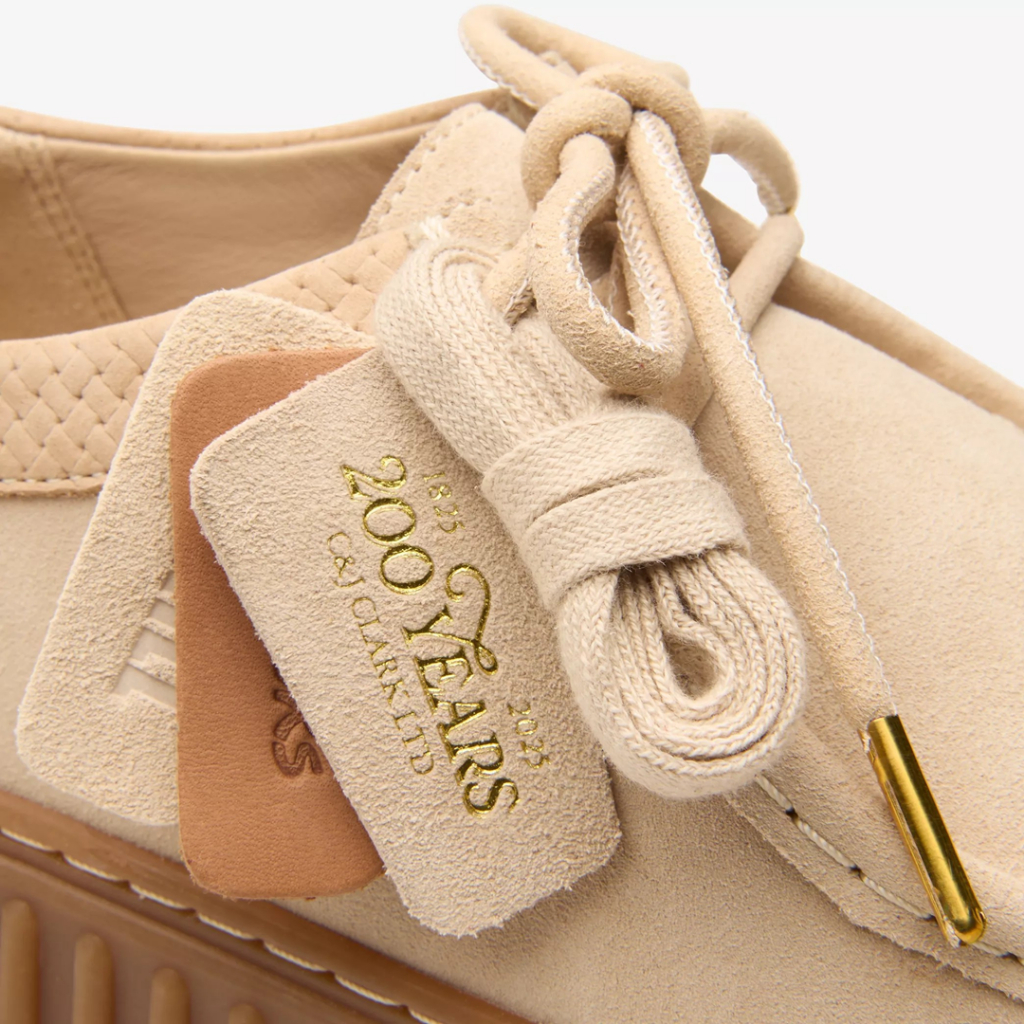 Clarks รุ่น TORHILL LO สี ECRU SUEDE รองเท้าผ้าใบผู้ชาย รองเท้า SNEAKER (รองเท้าสนีกเกอร์) หนังกลับ คุณภาพดี ใส่สบาย