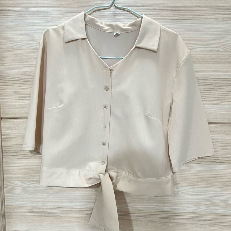 ส่งต่อ เสื้อ numsha สีครีม มือ1(ซักอย่างเดียวไม่เคยใส่)