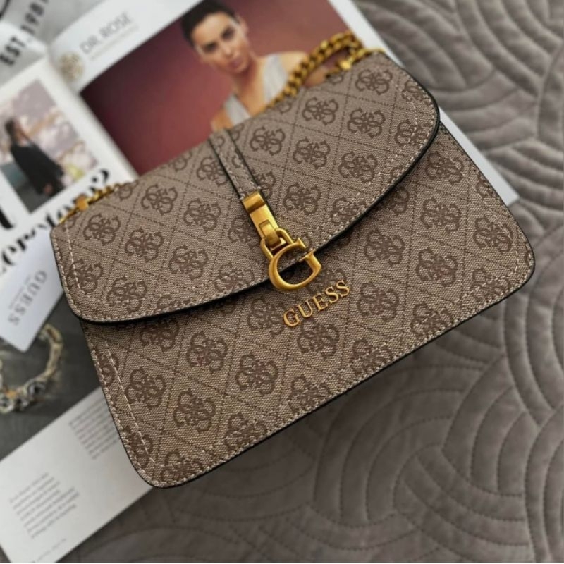 🌈พร้อมส่ง GUESS​ กระเป๋าทรงพอช-สะพาย​ข้าง​ หน้าตัว​ G