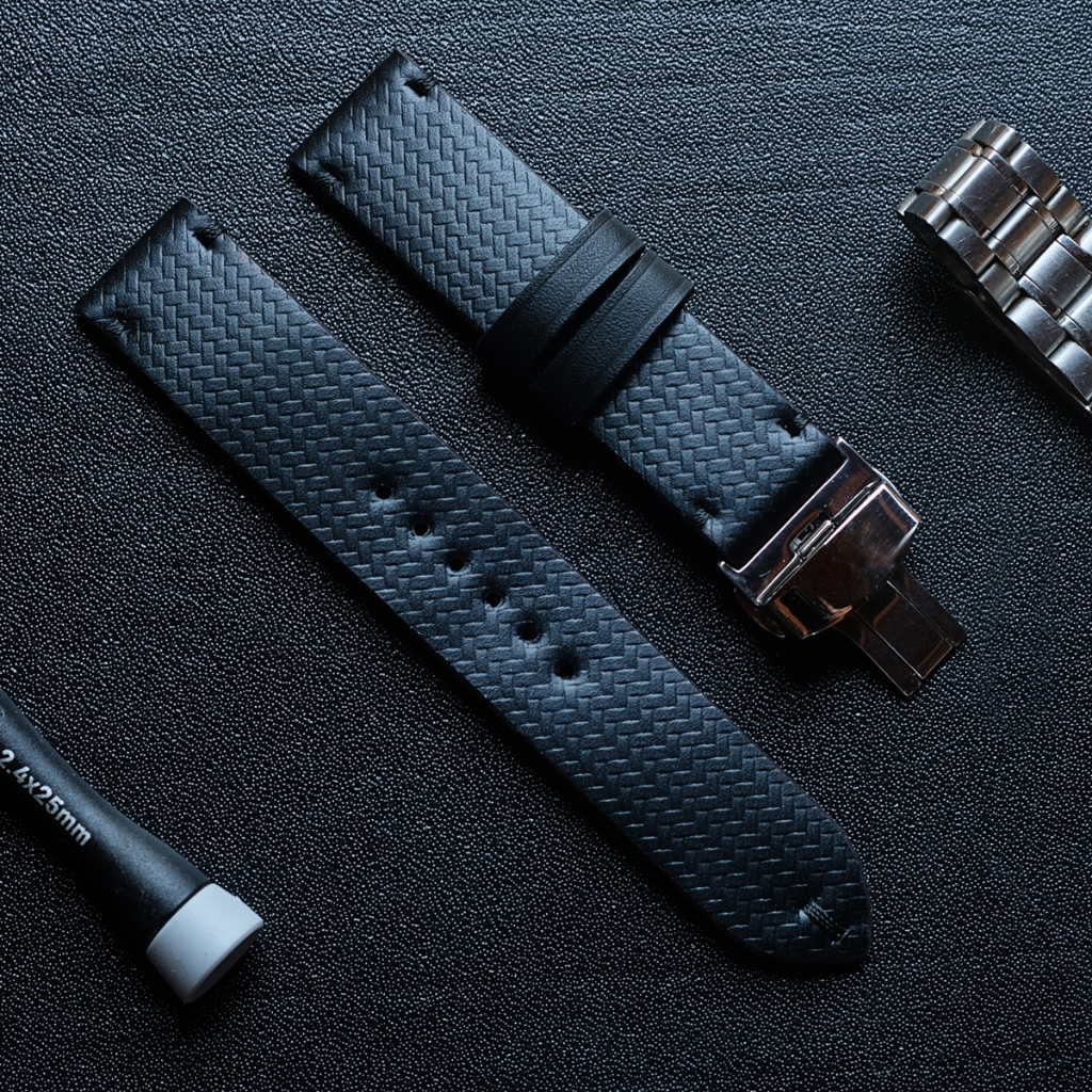 สายนาฬิกา รุ่น WICK V สายนาฬิกาหนังแท้ texture ลายสาน สีดำ มาพร้อมกับ Deployant Clasp มีปุ่มกดปลดล็อค
