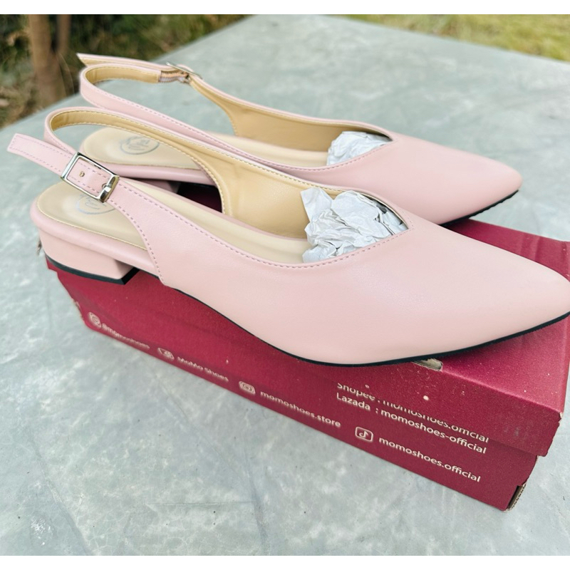 ส่งต่อรองเท้าเปิดส้นเรียบหรู แบรนด์Momo Shoes มือ1 ของแม่ค้าเอง ซื้อไม่เคยใส่  Size 39 แต่ลองแน่นไป 
