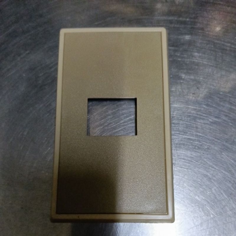 S1 ฝา 1 ช่อง หน้ากาก ใช้กับบล็อกลอย สีครีม จำนวน1อัน ราคา 30 บาท