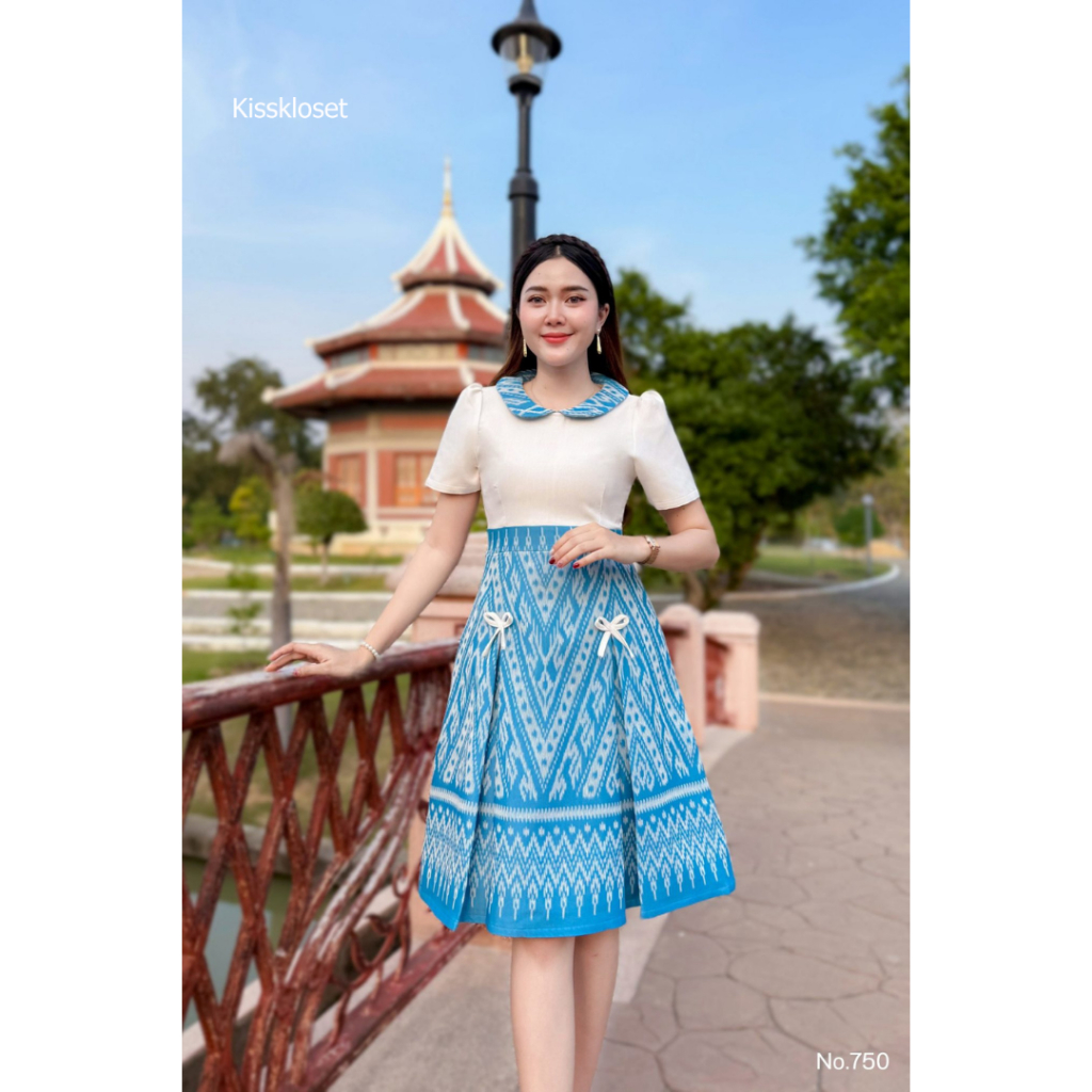 KS750 ชุดเดรสผ้าฝ้ายทอลาย คอบัว แต่งโบว์ที่กระโปรง ทรงกระโปรงบานทวิส งานอัดกาวทั้งชุด ทุกชิ้น ซิปซ่อ