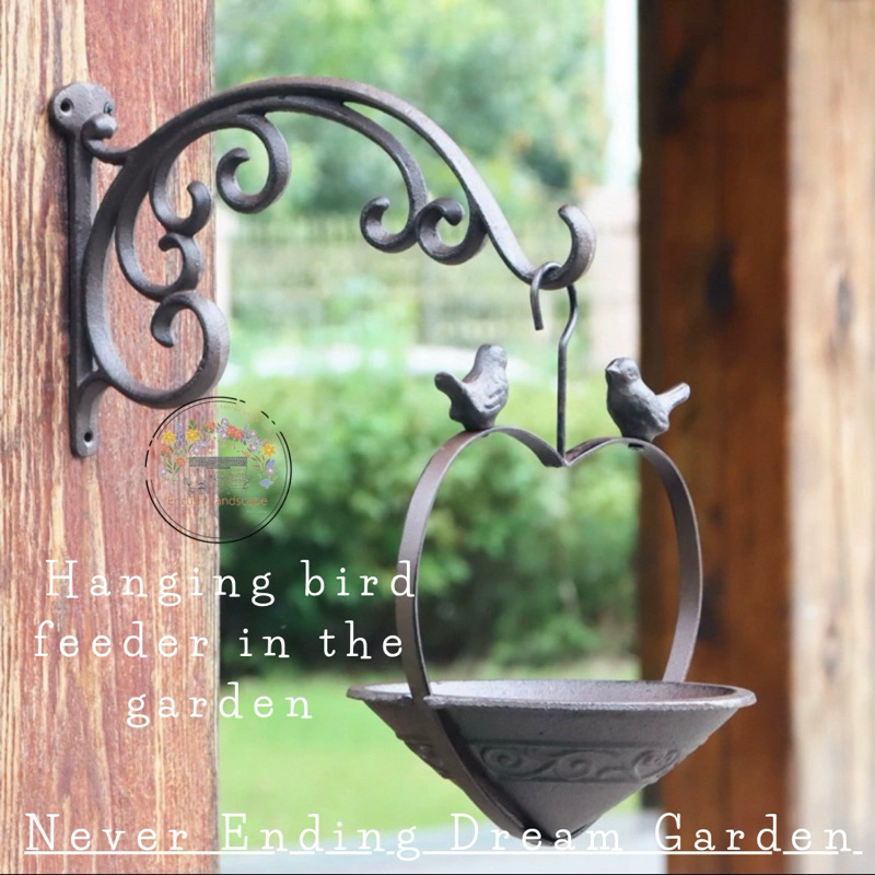 ที่ให้อาหารนกแบบแขวนในสวน Hanging bird feeder in the garden
