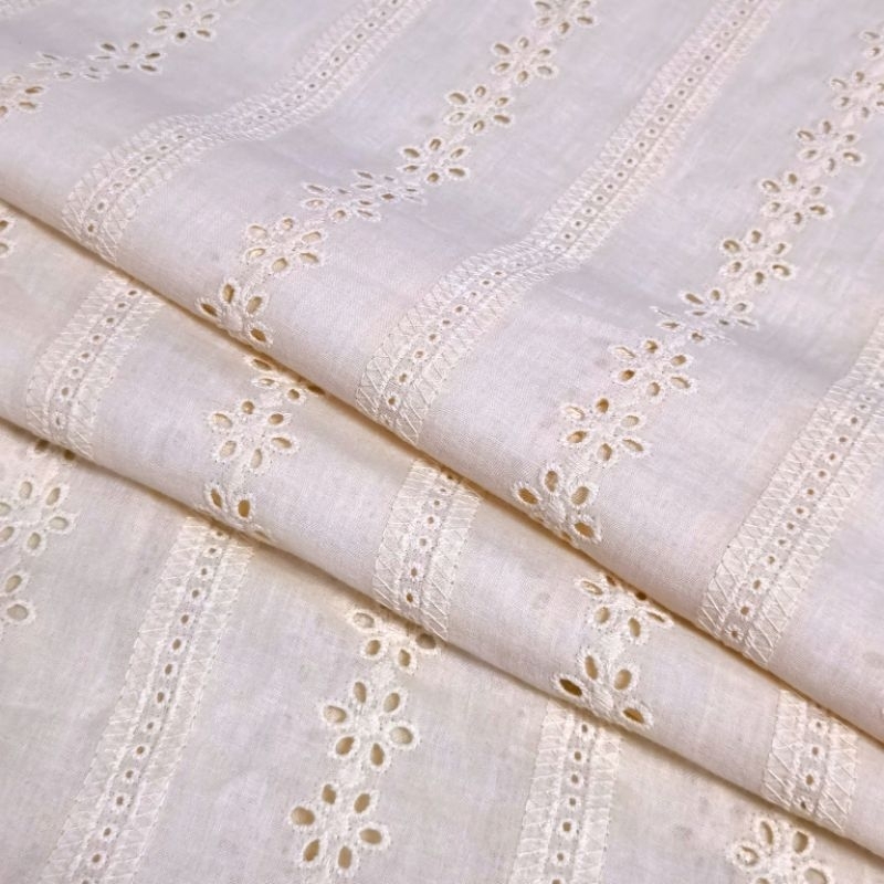 คอตต้อนปักลูกไม้ญี่ปุ่น ดอกเดซี่ สีครีม ผ้าเมตร ตัดเสื้อ lace fabric ลูกไม้ขาว