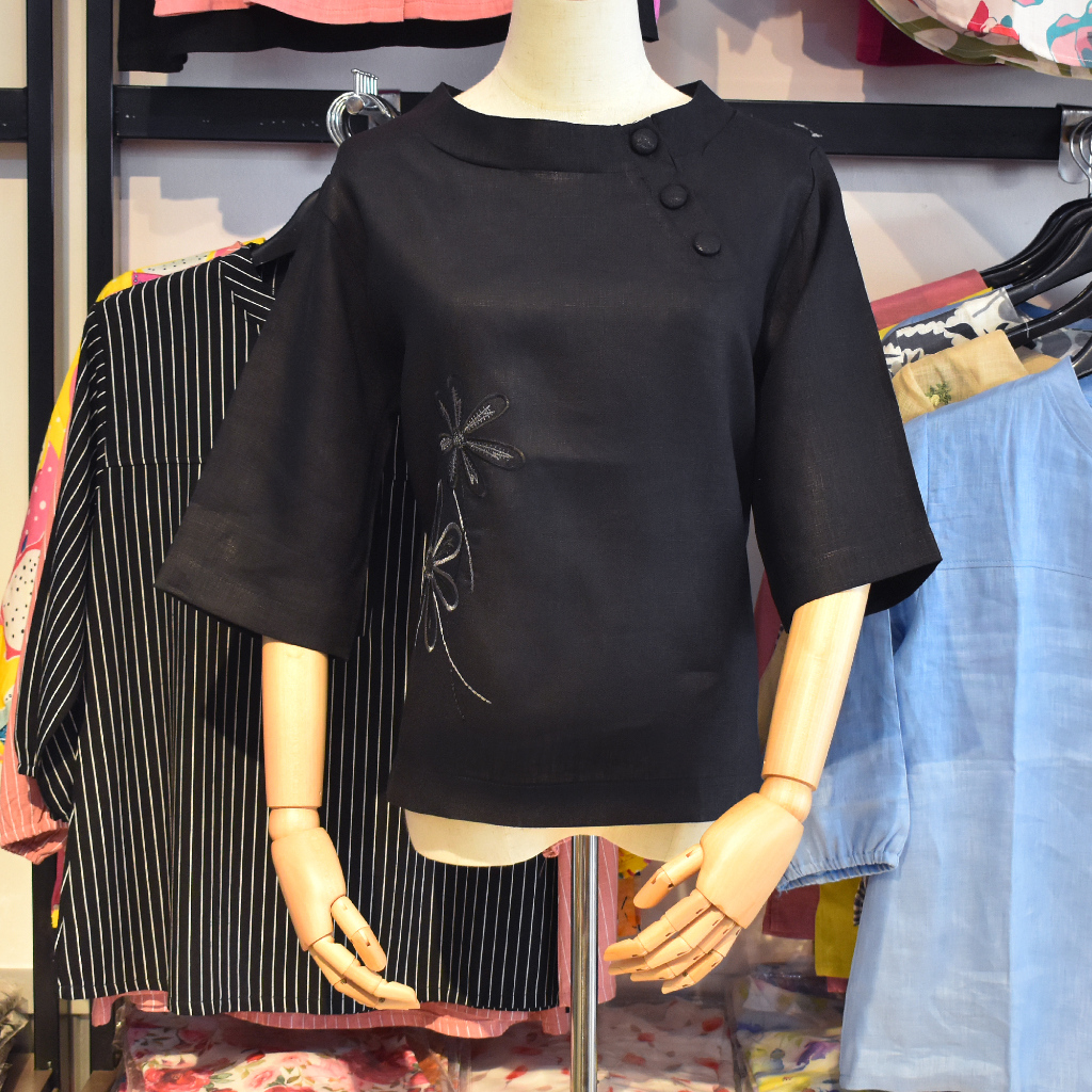 เสื้อลินิน คอจีน กระดุมปาด ปักลายดอกไม้ สีดำ แบรนด์ seven ผ้าลินินแท้ 100% ทรงสวย สวนใส่สบาย