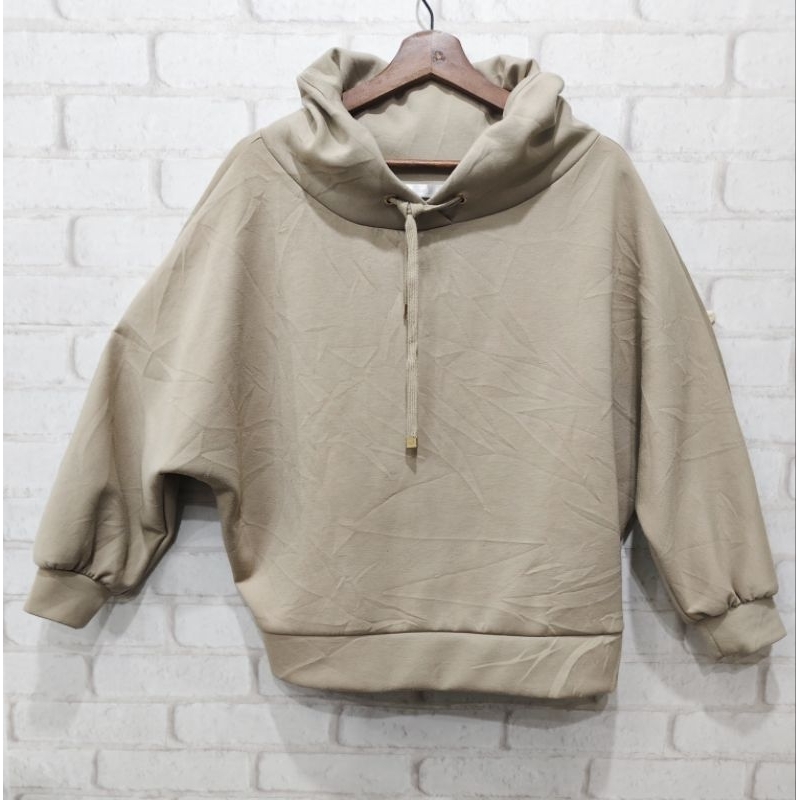 (I 03) เสื้อสเวตเตอร์ ทรงครอบ แบรนด์ญี่ปุ่น อก ฟรีไซค์ ยาว 23 " สีเบจ