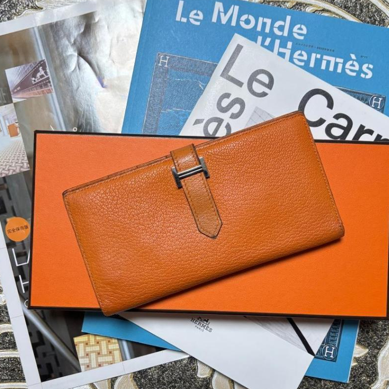กระเป๋าสตางค์ยาวผู้หญิงแบบพับสองทบ HERMES Bearn Soufflet สีน้ำตาล ทรงสี่เหลี่ยมจัตุรัส สลักลาย M จาก