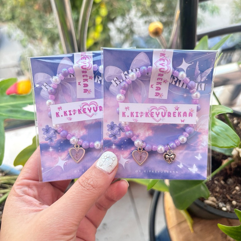 ( พร้อมส่ง ) ♡ กำไล Purple + หัวใจโบว์ มีจี้ตัวอักษร A - Z 💜( ไหมแบบยืดไม่ขาดแน่นอน 100 %)